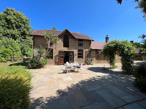 Top Airbnb: The Snug - adorable, private, 1-King bed cottage. in Runnymede