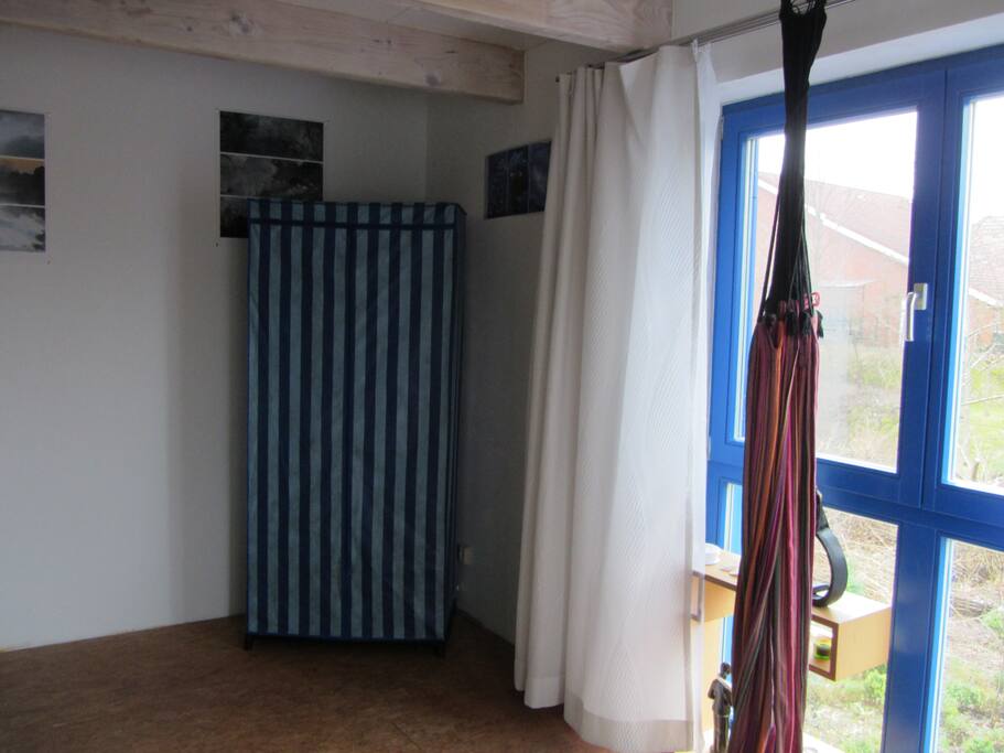Zur Zeit ist dies der Kleiderschrank, demnächst wird ein Einbauschrank diesen ersetzen.