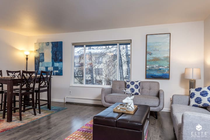 The Aurora View // Park-Side // Downtown Luxury ..