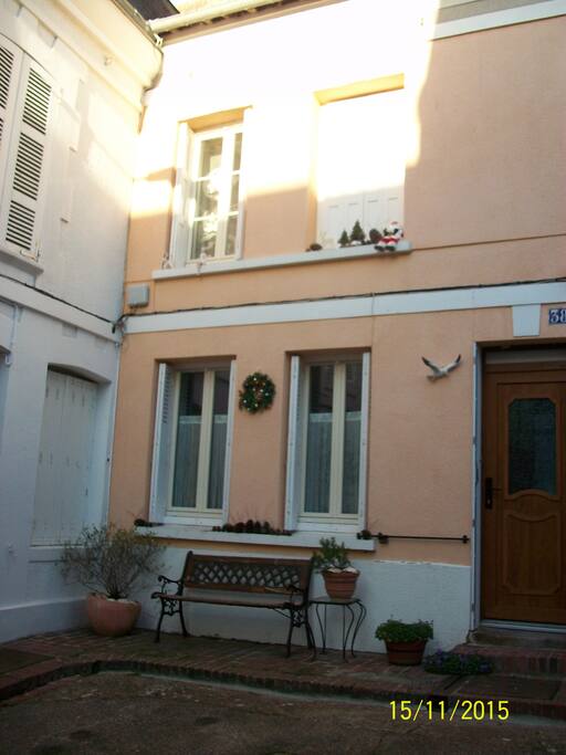 Vue extérieure de la maison avec du soleil toute la sainte journée....