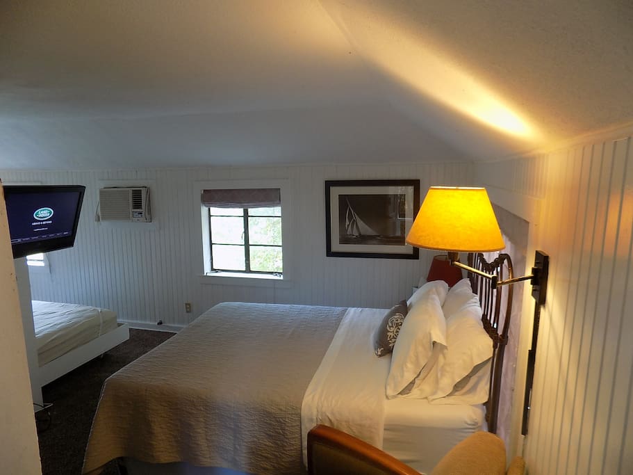 Nice Size studio with plenty of light that sleeps 4.