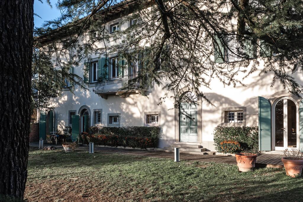 villa front yard