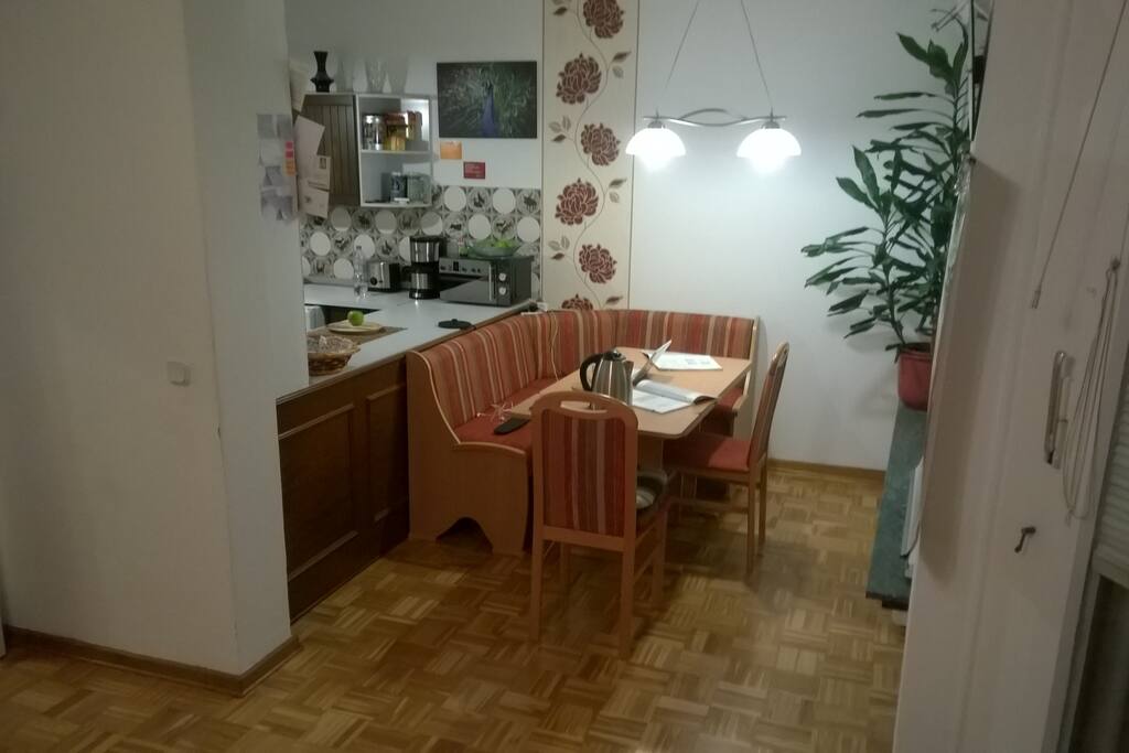 Küche mit kommunizierender Essecke