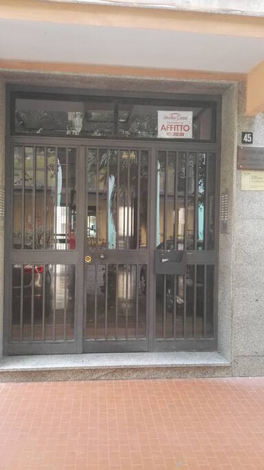 Portone d'ingresso di un signorile condominio...verso la Casa del Sol