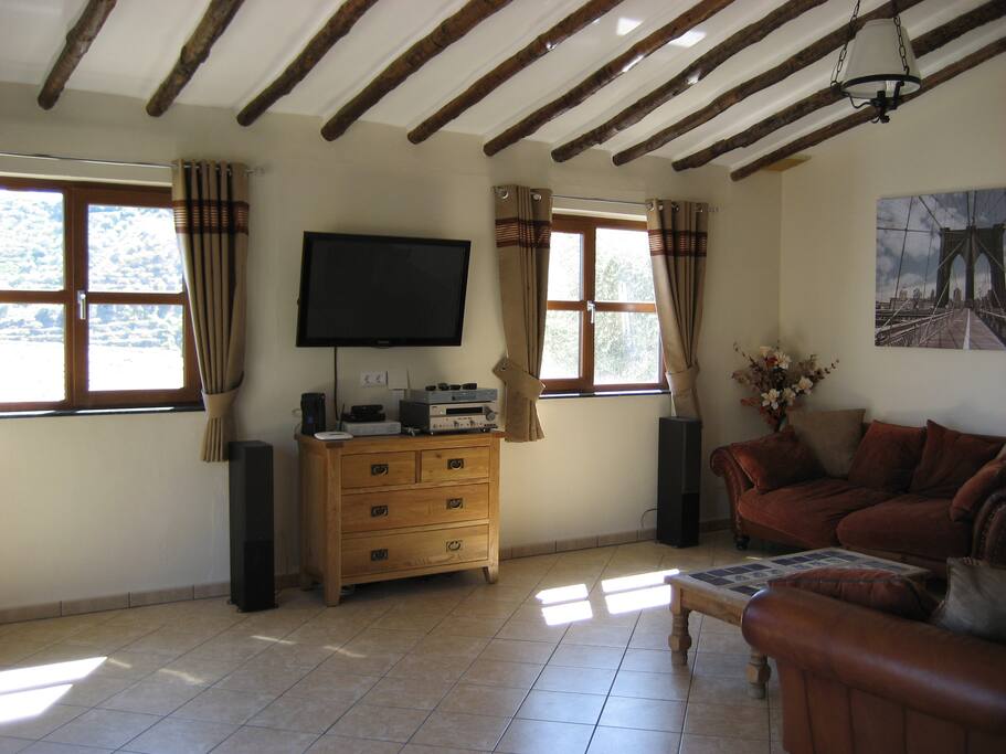 Large lounge with Satellite TV - English & German