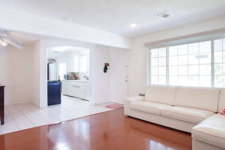 Cozy Private bedroom close to Beach&LAX W Parking