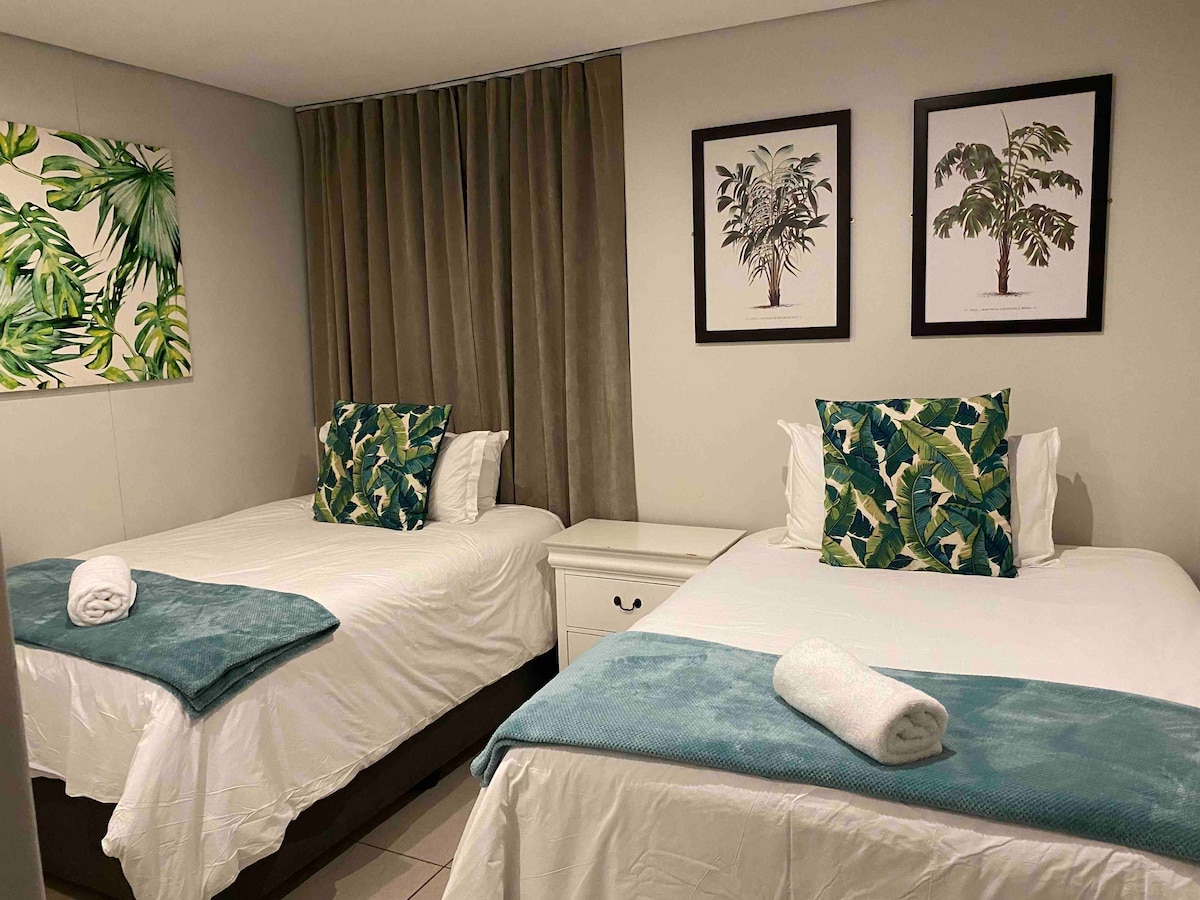 第二间卧室配备两张双人床。