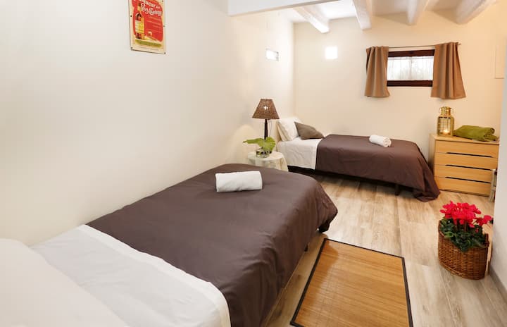 Habitación doble "Ull de llebre" con baño completo. En planta baja.