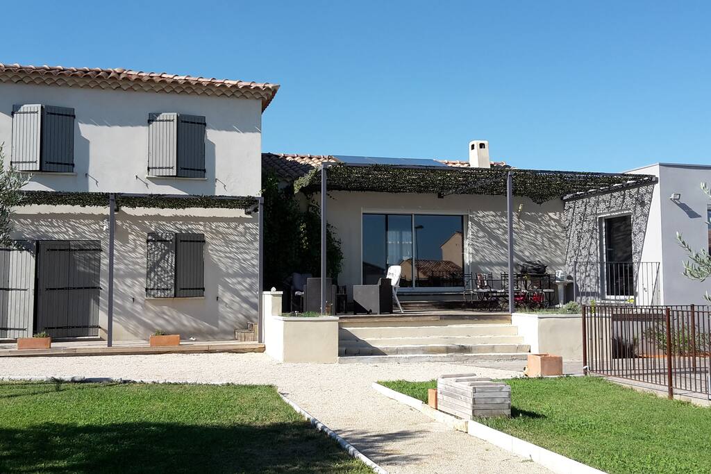 La maison vue depuis la cabane des enfants