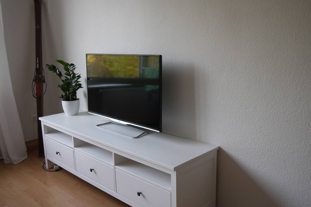 Ein TV steht dir für entspannte Stunden zur Verfügung.