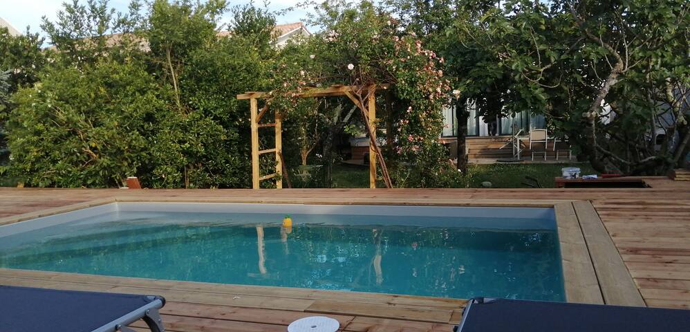 Havre de paix: Piscine & Jardin clos gallery image 2