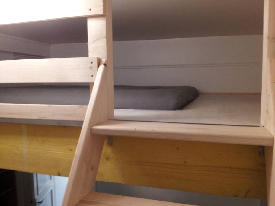Mezzanine dans la chambre avec matelas confort 160 / 200