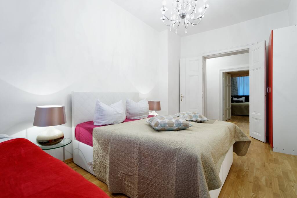 Grosses Schlaffzimmer Doppelbett