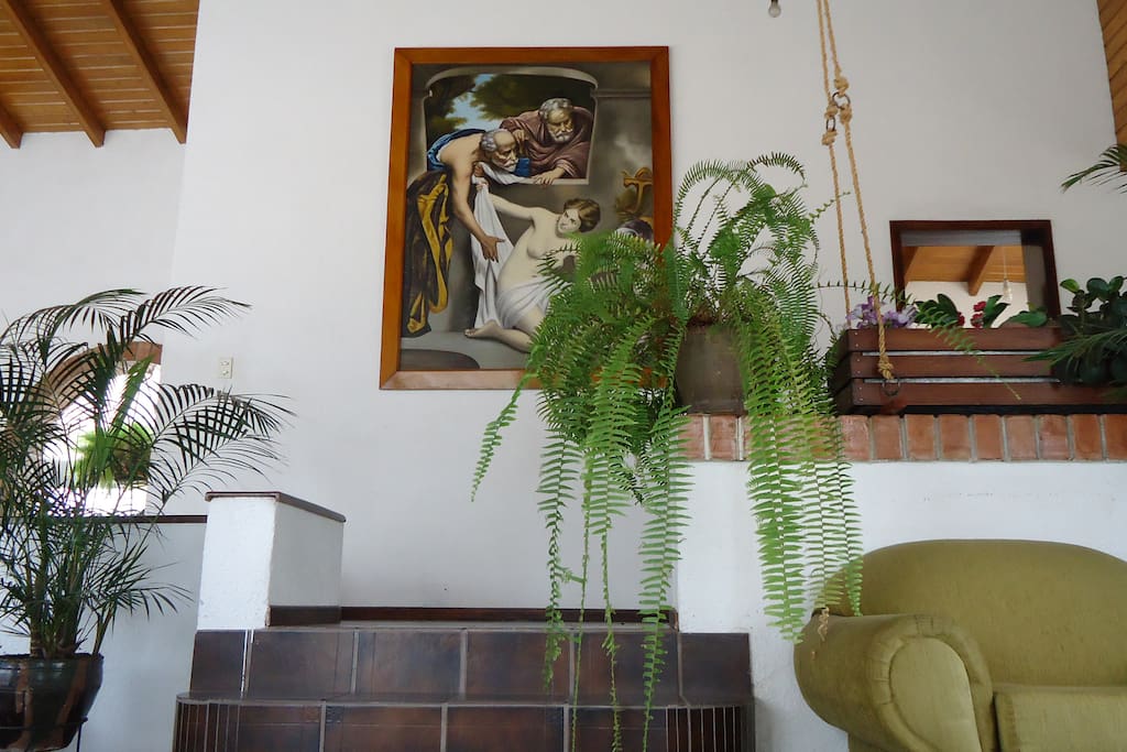 El cuadro y plantas que decoran el pasillo de acceso al estudio.