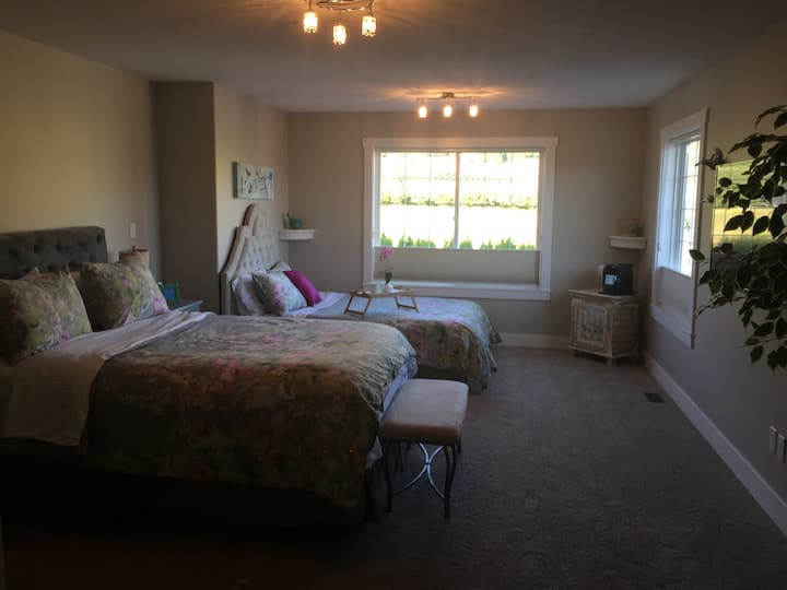 غرفة بسريرين بحجم كبير في الطبيعة - حمام قاعة مشتركة