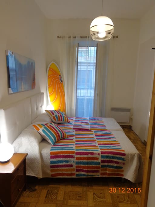 Habitación doble con baño privado y balcón con vistas a la playa