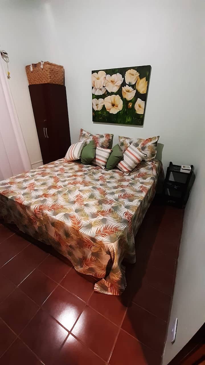 غرفة بسرير مزدوج