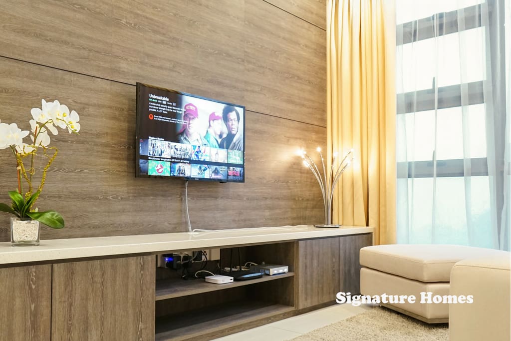 Care for a movie marathon? Our SmartTV comes with NETFLIX, so enjoy thousands of blockbuster movies all day long! Check out our Digital HouseGuide on this!