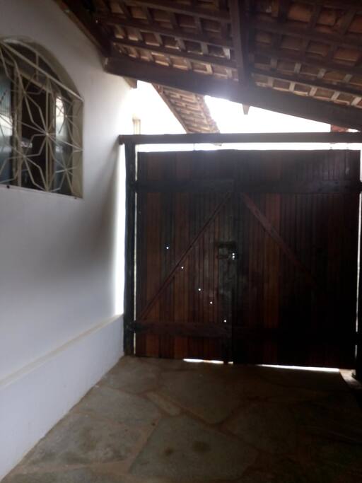 Portão garagem e quintal acesso