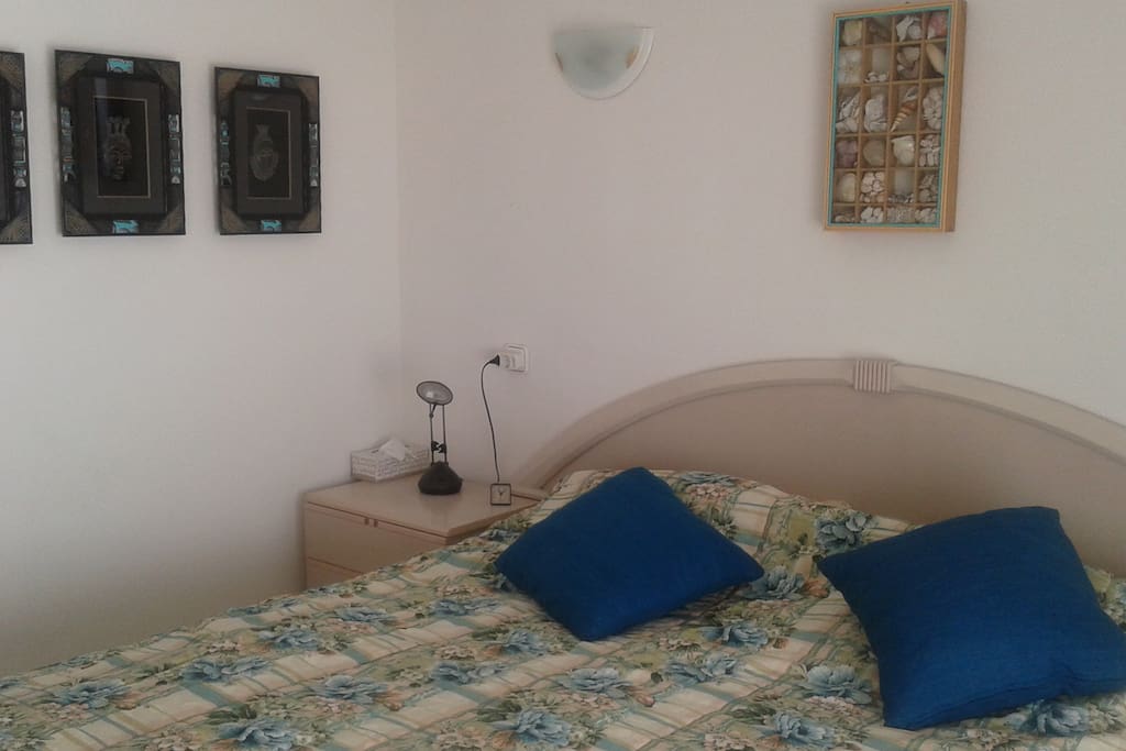 De 'master bedroom' biedt direct al bij het ontwaken uitzicht op de Middellandse Zee!