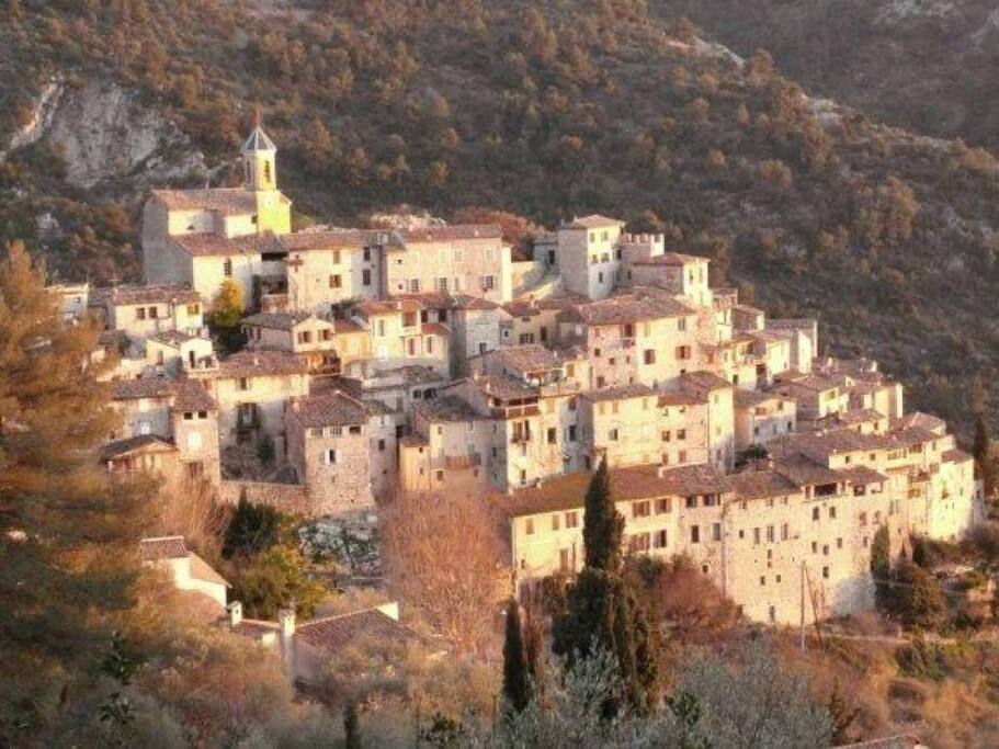 A 376 mètres d’altitude, dans la vallée des Paillons, Au cœur d’un environnement naturel préservé, PEILLON est un village médiéval perché, sur un éperon rocheux, magnifique nid d’aigle au fond d’un cirque de montagnes préservé depuis des siècles, à seulement 13km de Nice et 25 Km de Monaco.
Peillon figure parmi les plus beaux villages perchés de France.
Monuments historiques, départ randonnées pédestre, site d'escalade, train des merveilles à St thècle,
2 restaurants,
Les villes et villages proches de Peillon sont : Peille (06440), Blausasc (06440), La Turbie (06320), Gorbio (06500), Beausoleil (06240).
La maison se compose, entrée, salle à manger, salon, cuisine, wc indépendant, Petit Pont en pierre traversant la rue pour accéder à une première chambre avec salle de douche et balcon, à l'étage : une chambre avec salle de bains et toilettes et une autre chambre avec salle de douche et toilettes.
Parking collectif en bas du village, accès à la maison se fait à pieds par une soixantaine de marches.
Sportifs, amoureux de la nature, du calme, et des vieilles pierres et épicuriens, BIENVENUS!
At 376 meters above sea level, in the valley of the Paillons, in the heart of a preserved natural environment, PEILLON is a medieval village perched on a rocky spur, magnificent nest of eagle at the bottom of a cirque of mountains preserved since Century, only 13km from Nice and 25 Km from Monaco.
Peillon is one of the most beautiful villages perched in France.
Historical monuments, departure hiking, climbing site, train wonders in St thecle,
2 restaurants,
Nearby cities and towns of Peillon are: Peille (06440), Blausasc (06440), La Turbie (06320), Gorbio (06500), Beausoleil (06240).
The house consists of entrance, dining room, living room, kitchen, separate toilet, Small stone bridge crossing the street to access a first bedroom with shower room and balcony, upstairs: bedroom with bathroom and Toilet and another bedroom with shower room and toilet.
Collective parking at the bottom of the village, access to the house is done on foot by some sixty steps.
Sport people, people who love nature, quiet, old stones and epicureans WELCOME!!