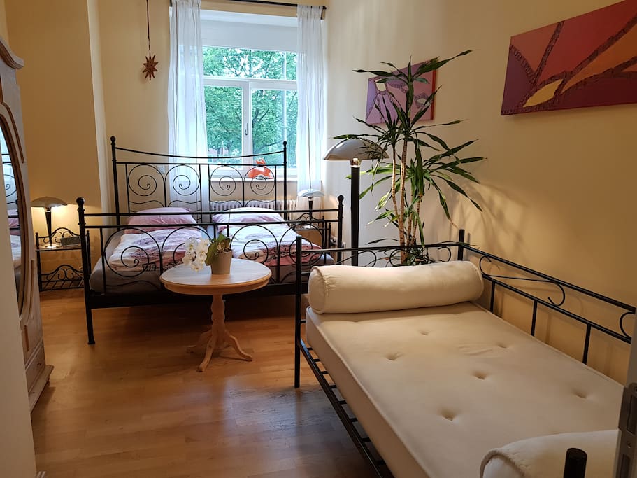Schlafzimmer 1 - mit Doppelbett und breiter Schlafcouch