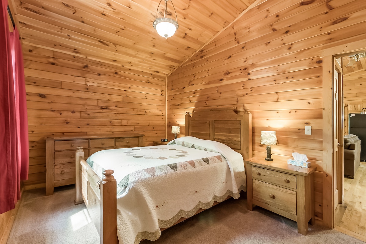 Guide to the most romantic cabins in Ohio. Perfect honeymoon cabins or weekend getaway retreat for couples and friends. Stunning cabins with hot tubs for all round relaxation. #usa | Romantic Vacations In Ohio | Romantic Stays In Ohio | Romantic Luxury Cabins In Ohio | Romantic Getaways In Ohio With Hot Tubs | Romantic Treehouse Getaways In Ohio | Honeymoon Cabins Hocking Hills Ohio | Romantic Ohio Cabins With Hot Tubs | Honeymoon Cabins In Ohio | Romantic Cabins Ohio | Romantic Cabins In Ohio Perfect For Getaways