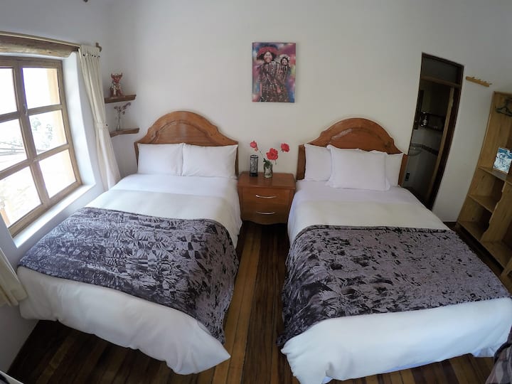 Chambre familiale n °7. Deux lits doubles. Salle de bain privée. 

Chambre familiale n °7. Deux lits doubles. Salle de bain privée.