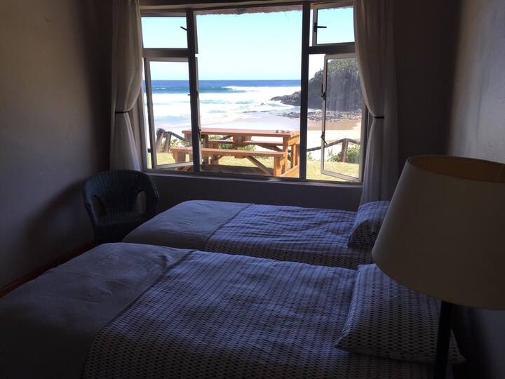 双人卧室，面向海边的窗户
