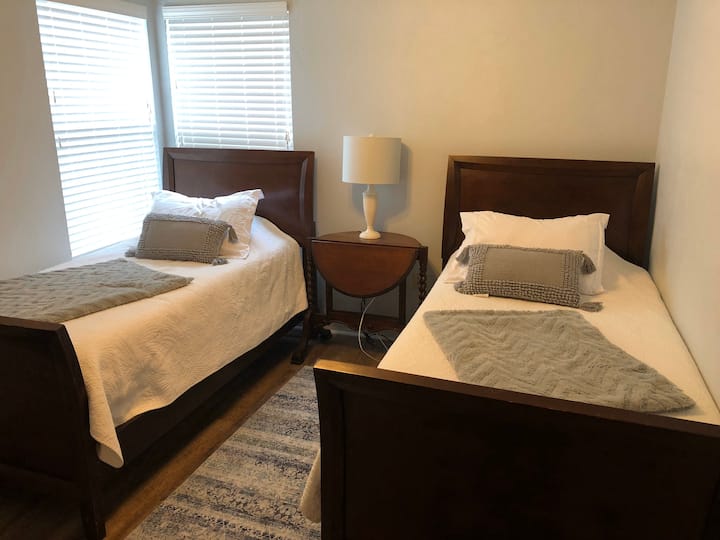 غرفة نوم ثانية. سريران متماثلان. خزانة. ستائر مظلمة للغرفة (غير موضحة في الصورة الحالية)