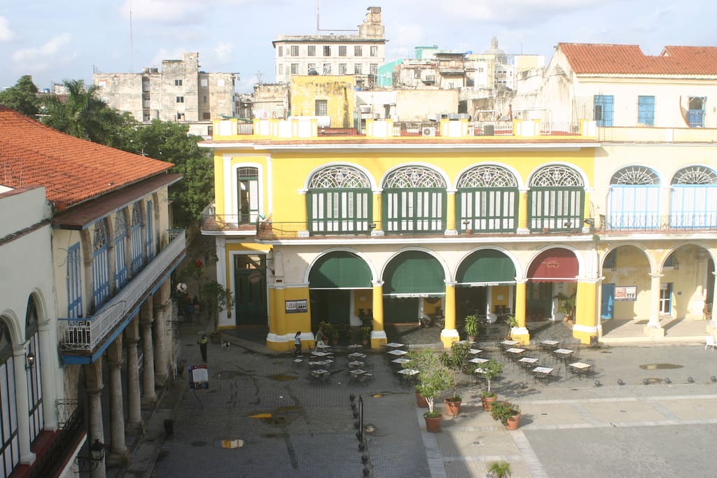 Bajando las escalereas, nos encontramos en la Plaza Vieja