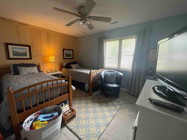 غرفة نوم مزدوجة في الطابق الأول مع تلفزيون بشاشة مسطحة.  العديد من ألعاب الطاولة والأنشطة والألغاز.