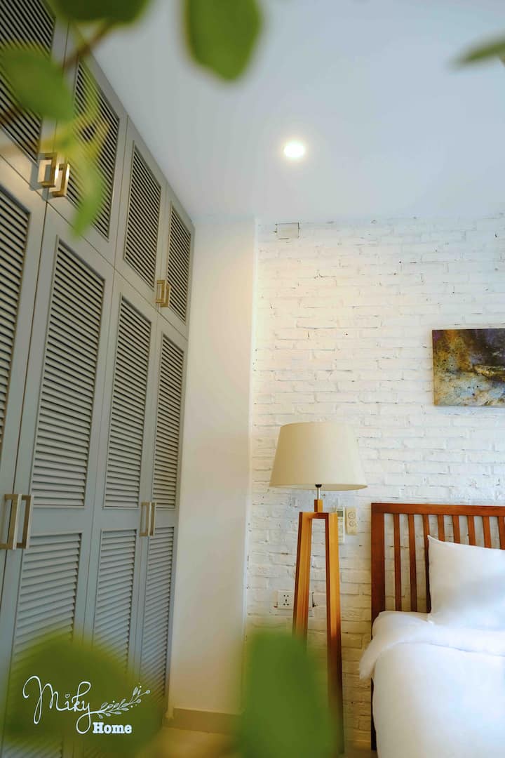 Dhoma e gjumit 30m2 përfshin një ballkon 3.2m2 dhe tualet 6m2 në dhomë. Dhomë me ajër të kondicionuar dhe ventilator tavani. Wifi falas është i disponueshëm. Krevat dopio me madhësi dopio "queen" dhe një tavolinë pranë dritares, me pamje nga një ballkon 3.2m2 Në dhomë me një gardërobë të madhe për të akomoduar mobilie dhe një divan

