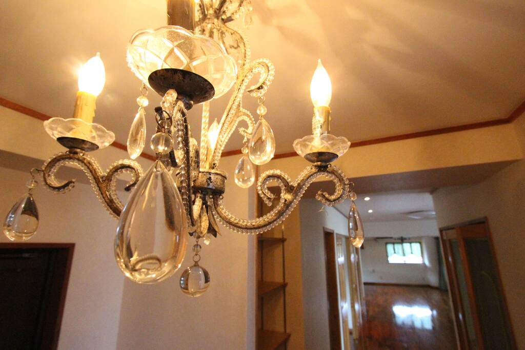 Chandelier
家の中にあるシャンデリアです