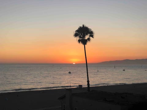 Top Airbnb: Beach Home Ocean views 2 Dream of private driveway in Los Angeles