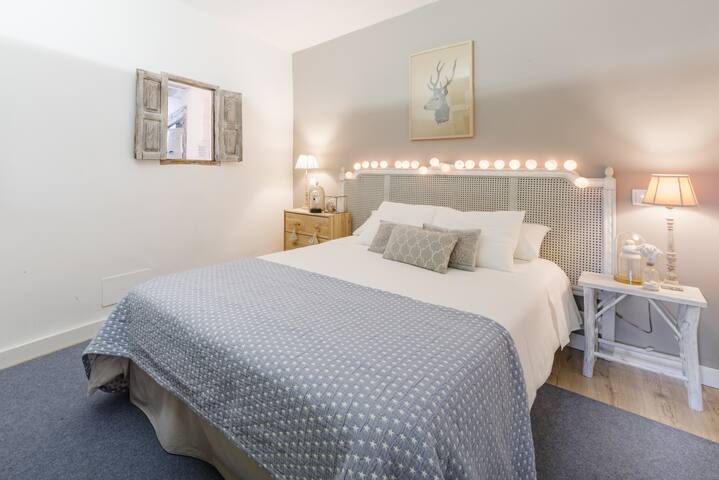 Unbeatable Location, Next to Royal Palace & Sol. gallery image 5