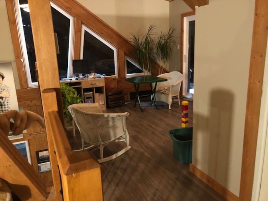Mezzanine avec porte patio via galerie coté lac, jeux de société, espace bureau