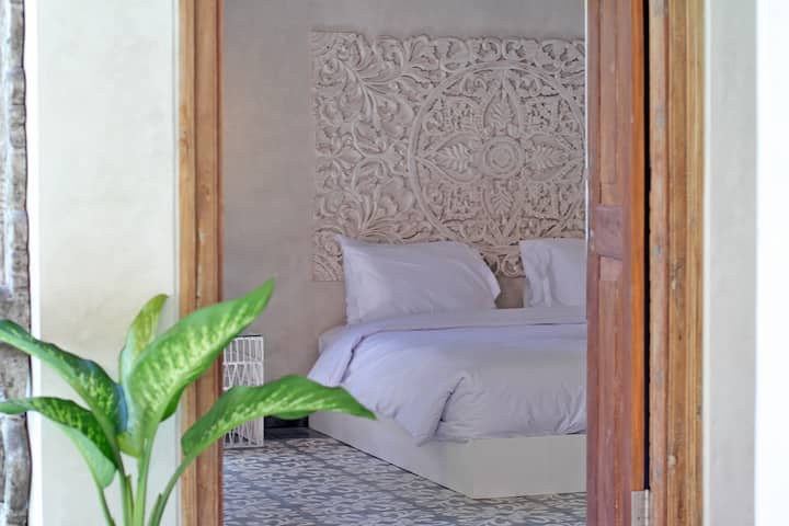 Соба 1 - приземје со брачен кревет и втор кат во мецанин со два единечни кревета.