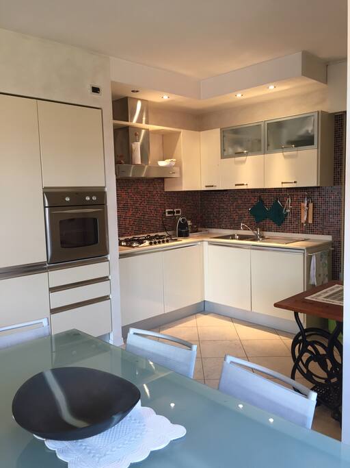 Cucina con lavastoviglie