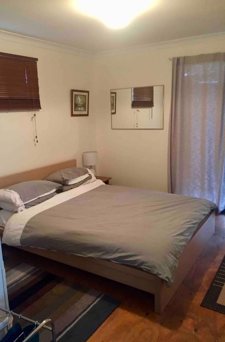 Dormitorio principal con cama tamaño queen