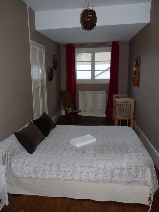 Chambre pouvant accueillir un lit bébé. (fourni si besoin)