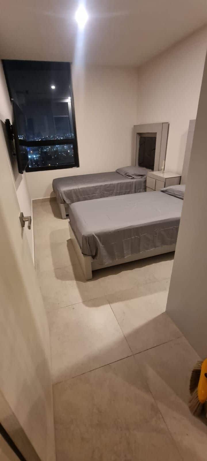 Chumba cha kulala chenye vitanda viwili pacha,  kabati, hali ya hewa, skrini, mtandao, mchana na usiku.