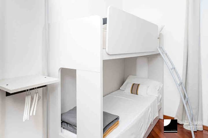 חדר שינה עם מיטות גדולות 