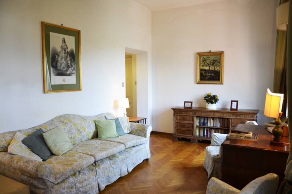 Salotto con divano letto singolo