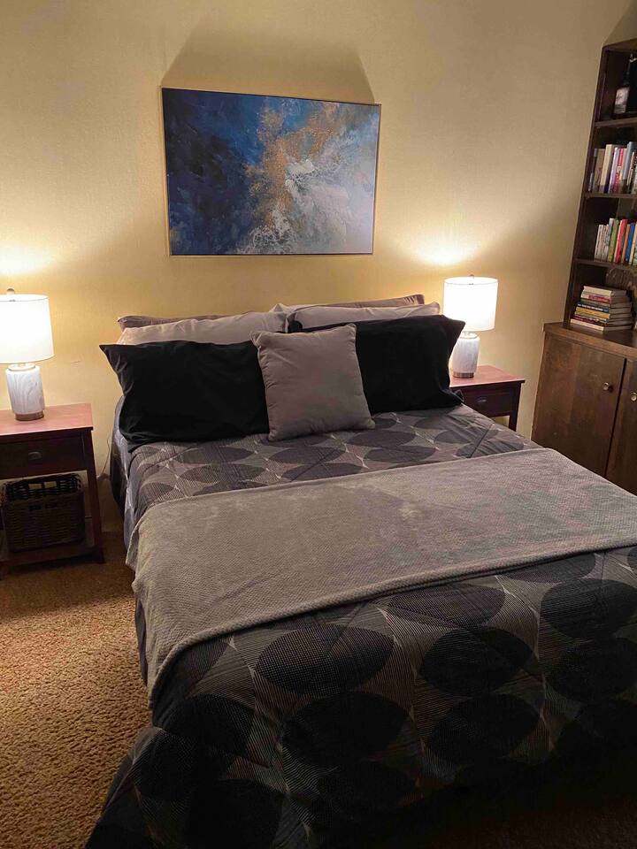 ห้องนอนหลักมีเตียงคู่ 1 หลัง (ขนาดเต็มไม่ใช่ขนาดควีนไซส์)