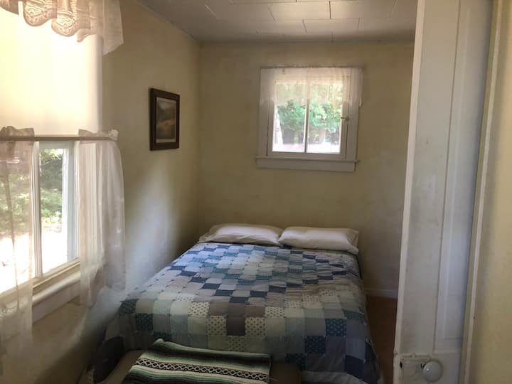 Спална соба со брачен кревет (широк 150-179