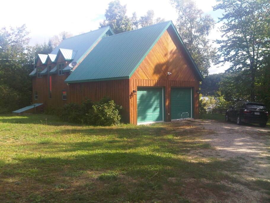 Back of cottage - large soccer, badminton backyard (Arrière du chalet - grand terrain plat)