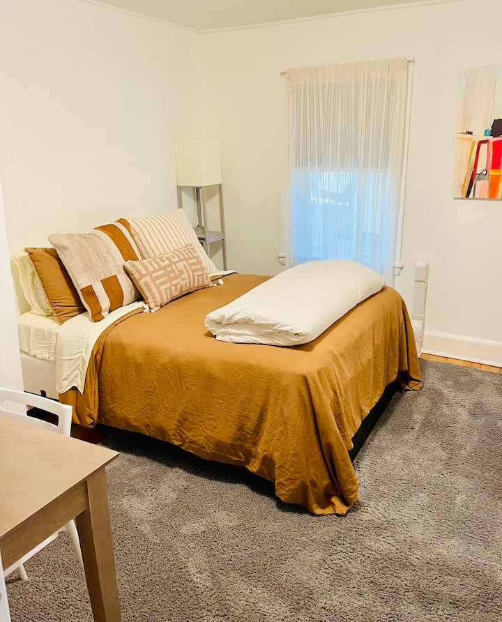 Spavaća soba s bračnim krevetom, punionicom/noćnom svjetiljkom i zavjesama za zamračivanje prostorije