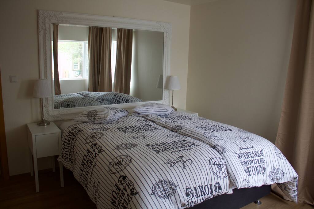 Sleep Room 1
Quarto 1
Queen Bed