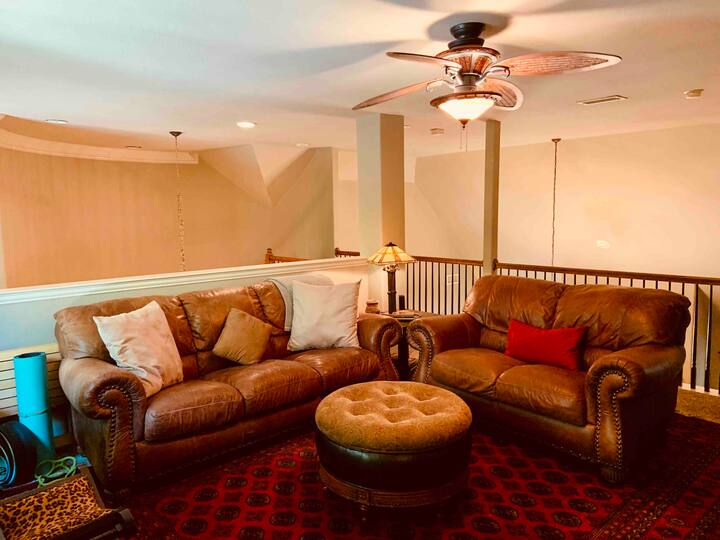 Eneo la kuishi la vyumba 2 vya kulala vya ghorofani, sehemu hii haishirikiwi, ni kwa ajili ya mgeni pekee  